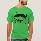 ビールSt patricks dayに向かって口ひげをおもしろいつける Tシャツ (正面)