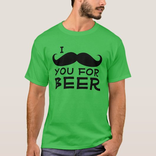 ビールSt patricks dayに向かって口ひげをおもしろいつける Tシャツ (正面)