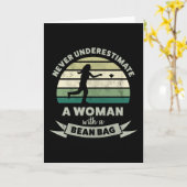 ビーンバッグコーンホールで女性を過小評価しない カード (黄色い花)