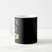ビー救ツ – 環境保護Bee Beke コーヒーマグカップ (正面左)