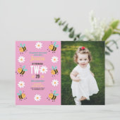 ビー誕生日フォトパーティーピンクデイジー2 2 招待状 (スタンド正面)