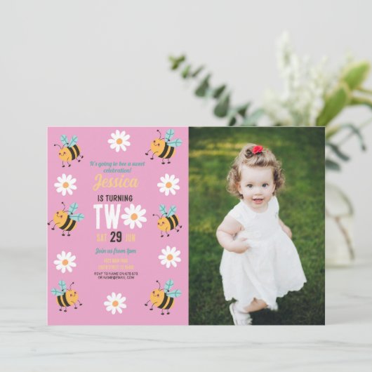 ビー誕生日フォトパーティーピンクデイジー2 2 招待状 (スタンド正面)