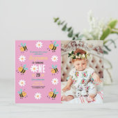 ビー誕生日フォトパーティーフラワーデイジーピンク 招待状 (スタンド正面)