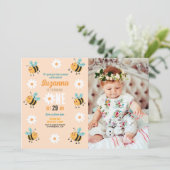 ビー誕生日写真パーティー花デイジー昆虫 招待状 (スタンド正面)