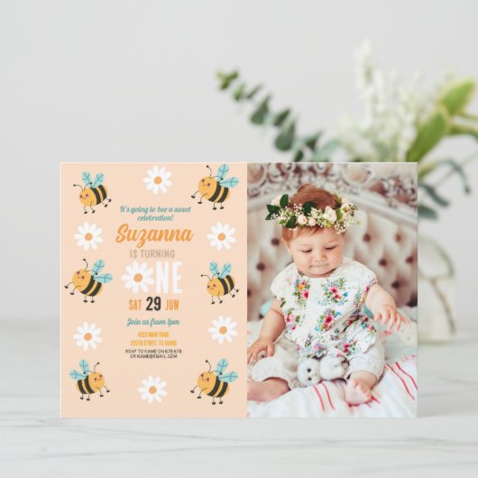ビー誕生日写真パーティー花デイジー昆虫 招待状 (スタンド正面)