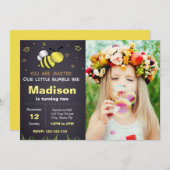 ビーChalkboard誕生日招待状と写真 招待状 (正面/裏面)