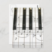 ピアノのキーボードと音楽ノート ポストカード (正面/裏面)
