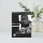 ピアノの練習。白黒写真 ポストカード (スタンド正面)