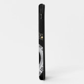 ピアノの鍵が金ゴールドの音符で渦を巻く Case-Mate iPhoneケース (裏面/左)