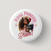 ピアノを弾く女の子に遊は贈り物 缶バッジ (正面)