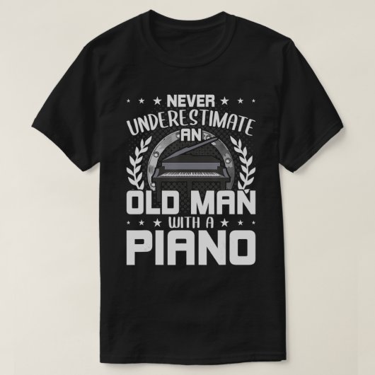 ピアノを持つ老人を決して過小評価しない Tシャツ (デザイン正面)