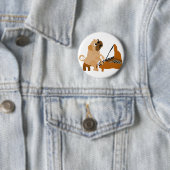 ピアノを遊んでいるおもしろいなパグ犬 缶バッジ (インサイチュ)