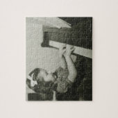 ピアノを遊んでいる女の子 ジグソーパズル (縦)