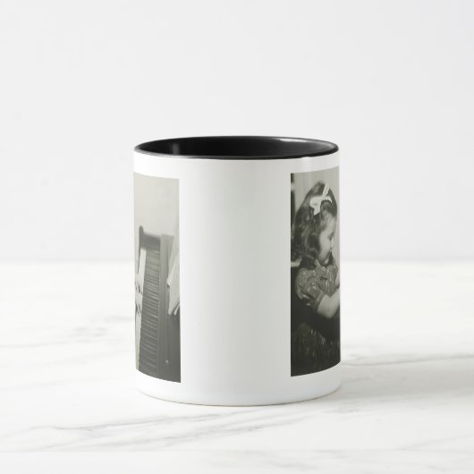 ピアノを遊んでいる女の子 マグカップ (中央)