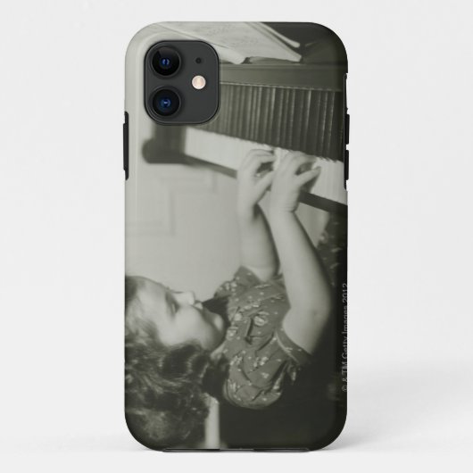ピアノを遊んでいる女の子 Case-Mate iPhoneケース (裏面)
