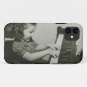 ピアノを遊んでいる女の子 Case-Mate iPhoneケース (裏面(横))