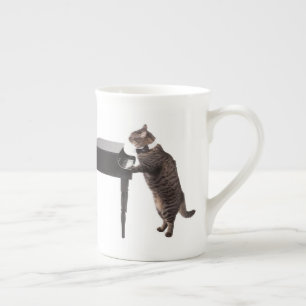 ピアノを遊んでいる猫 ボーンチャイナマグカップ