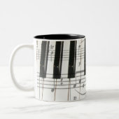 ピアノキーボードおよび音楽ノート ツートーンマグカップ (左)