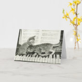 ピアノキーボードで遊んでいる2子ネコ(B&W) カード (黄色い花)