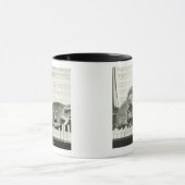 ピアノキーボードで遊んでいる2子ネコ(B&W) マグカップ (中央)
