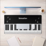 ピアノキーボードの音符パーソナライズされた デスクマット<br><div class="desc">RicasoのPiano Keyboard Music パーソナライズされた Notesデスクマット – このノベルティ音楽をテーマにしたデスクマットに自分の文字を追加</div>