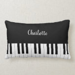 ピアノキーボード、白黒枕デザイン ランバークッション<br><div class="desc">枕はピアノキーボードのデザインおよび文字"シャーロット"を、この枕ですあなたが前部および裏側のあなたの名前に文字"Carlotte"を変えるか、または2つの文字を加えることができる名前入りなギフト含んでいますフォントがほしいと思い、変えると同時にまだより多くの文字を加えるか、または取除くことができます。 この枕は音楽の先生のためのギフト、インストラクター、ピアノ奏者、ピアノ作曲家、ミュージシャン、ピアノ恋人として与えることができます。</div>