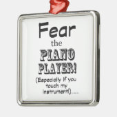 ピアノ奏者を恐れる メタルオーナメント (左)