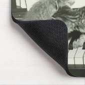 ピアノ遊キーボードの子猫2匹(B&W) マウスパッド (コーナー)