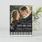 ピアノ音楽 黒と白の写真 QRコード 結婚式 セーブザデート (スタンド正面)