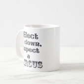 ピエロを選んで下さい、サーカスを期待して下さい! おもしろいの反切札のマグ コーヒーマグカップ (正面左)