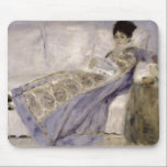 ピエールMonetソファーのルノアール|夫人 マウスパッド<br><div class="desc">イメージ: ソファーの113441夫人Monet、c.1874 (キャンバスの油)。 ルノアール、ピエールAuguste (1841-1919年)。 Museu Calouste Gulbenkian、リスボン、ポルトガル。  芸術、ファインアート。</div>