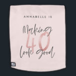 ピガーリーッスタイリッシュクモダングリッター40歳の誕生日 バックパック<br><div class="desc">ピガーリーンクスタイリッシュモダンンデザイン40歳。スクリプトモダン文字モノクロデザイン。コレクションの一部。</div>