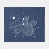 ピクシー猫 – 妖精の翼の子猫オン・ブルー フリースブランケット (正面(横))