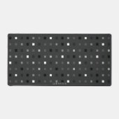 ピクセルよくはしゃぐチェックの黒いグレーのパターン デスクマット (正面)