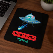 ピクセルアートの「ゲームオーバー」エイリアンの空飛ぶUFO宇宙船