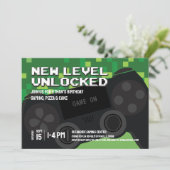 ピクセル化された新レベルゲーミングコントローラ誕生日 招待状 (スタンド正面)