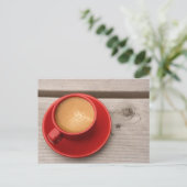ピクニックでエスプレッソコーヒーの明るい赤いカップ ポストカード (スタンド正面)