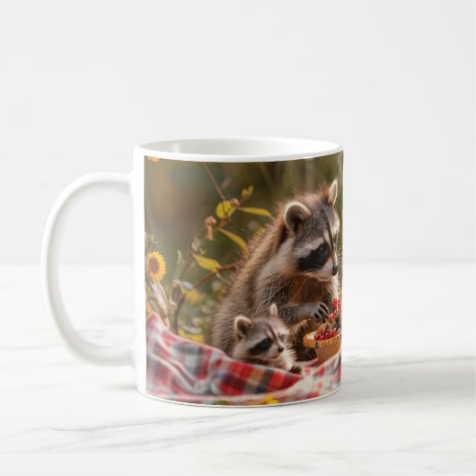 ピクニックに行って可愛いラクーン一家 コーヒーマグカップ (左)