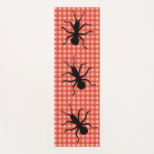 ピクニックのテーブルクロスに3匹の大きな這う黒いアリ ヨガマット (正面)