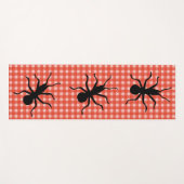 ピクニックのテーブルクロスに3匹の大きな這う黒いアリ ヨガマット (正面(横))