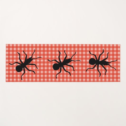 ピクニックのテーブルクロスに3匹の大きな這う黒いアリ ヨガマット (正面(横))