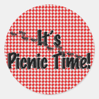 ピクニックの時間だ！ 赤いチェック柄のテーブルクロスとアリ ラウンドシール