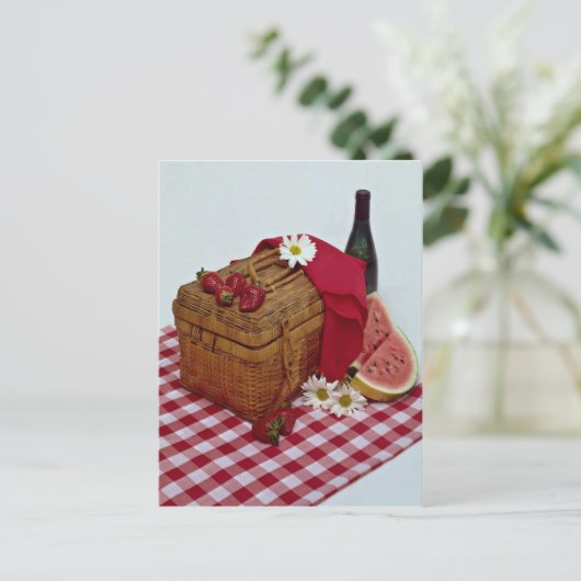 ピクニック用バスケットとスイカの切り身 ポストカード (スタンド正面)