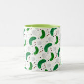 ピクルスおもしろいガーキンス&ピクルス玉ねぎパターン ツートーンマグカップ (中央)