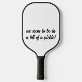 ピクルスのビット |おもしろい句と黒タイポグラフィ ピックルボールラケット (裏面)