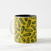 ピクルスの豊富さ – 緑と黄色のガーキンズ ツートーンマグカップ (正面左)