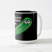 ピクルスは悪で浸るきゅうりです ツートーンマグカップ (正面右)