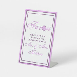 ピクルス結婚ボパーソナライズされたールのラベンダーと白 台座サイン