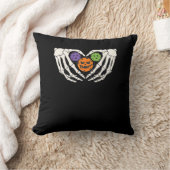 ピクルハロウィンおもしろいスケルトン手ハートカボチャ クッション (ブランケット)