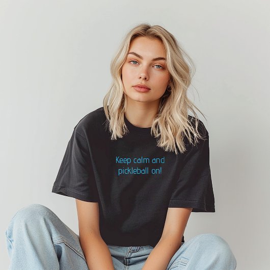 ピクルボールで生きる女性のターコイズ手紙 Tシャツ